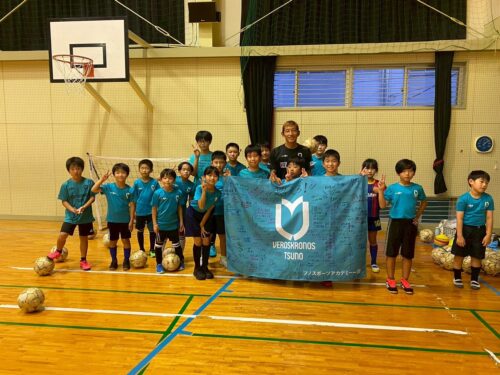 スクール生から五領淳樹選手へ応援バナーを贈呈